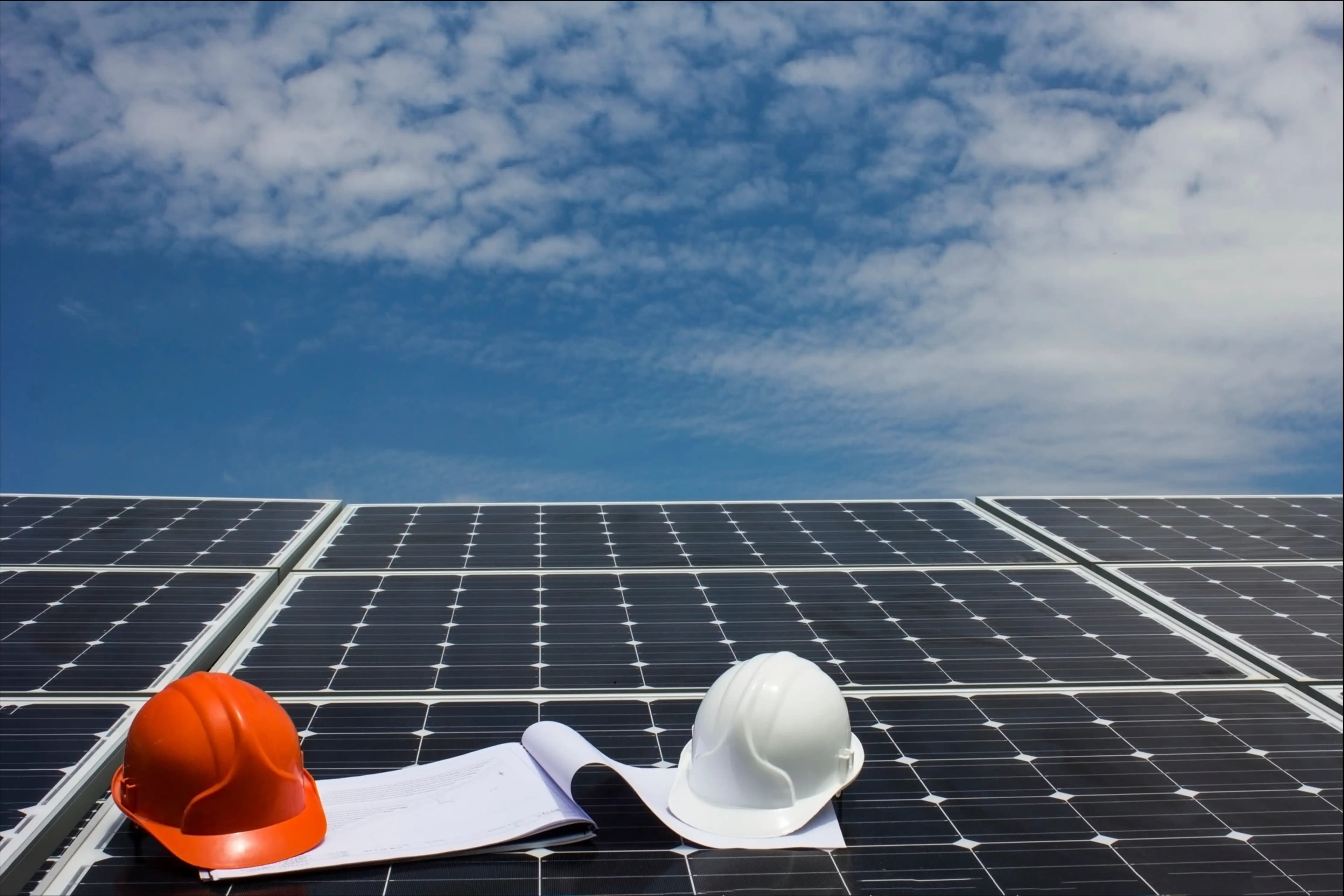 Cascos sobre paneles solares